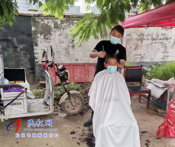 王橋鎮(zhèn):暖心“剪刀手”為戰(zhàn)疫一線人員義務(wù)理發(fā) 王橋鎮(zhèn):暖心“剪刀手”為戰(zhàn)疫一線人員義務(wù)理發(fā)