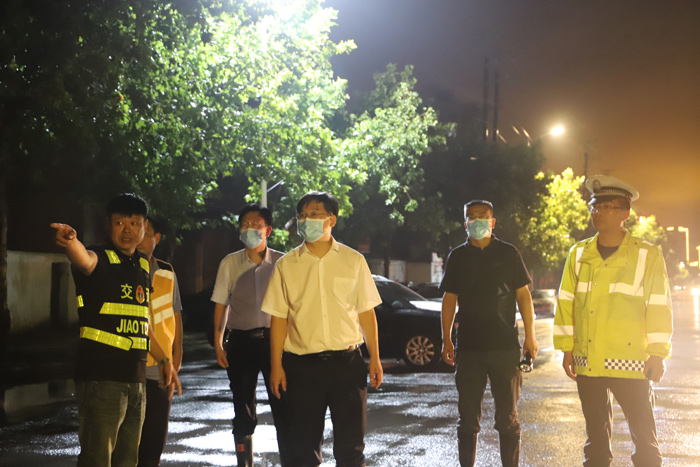縣委書記張團(tuán)結(jié)夜查城區(qū)防汛排澇工作