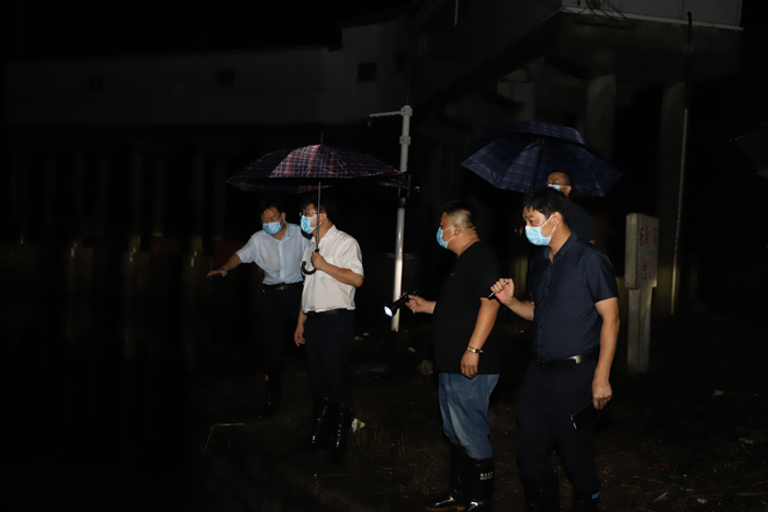 縣委書記張團(tuán)結(jié)夜查城區(qū)防汛排澇工作