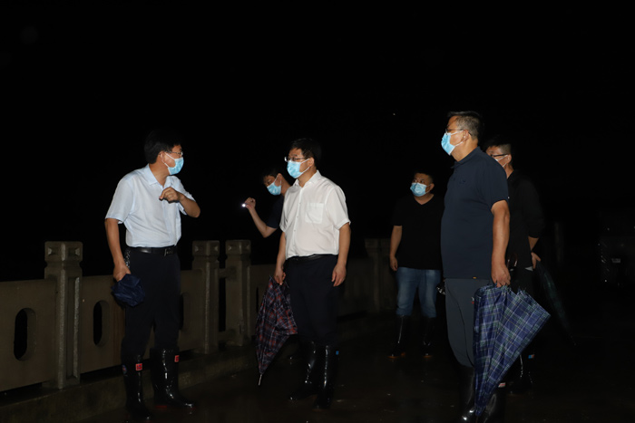 縣委書記張團(tuán)結(jié)夜查城區(qū)防汛排澇工作
