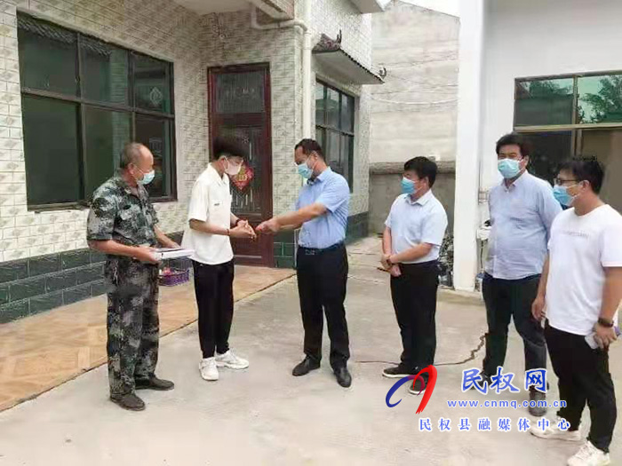 白云寺鎮(zhèn)黨委書記梁付營慰問2021年被重點院校錄取的大學(xué)生