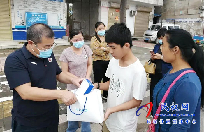 民權(quán)縣實驗中學(xué)積極開展“兩送一免”活動 民權(quán)縣實驗中學(xué)積極開展“兩送一免”活動