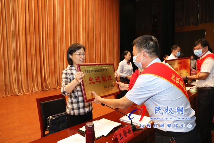 民權(quán)縣慶祝第37個教師節(jié)暨教育體育工作表彰大會舉行