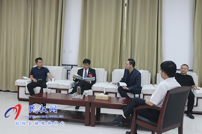 縣委書記張團(tuán)結(jié)會(huì)見李巖、黃戰(zhàn)峰一行