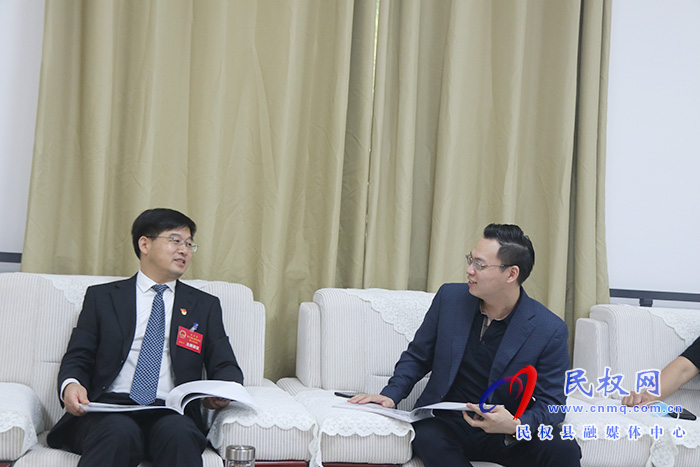 縣委書記張團(tuán)結(jié)會(huì)見李巖、黃戰(zhàn)峰一行