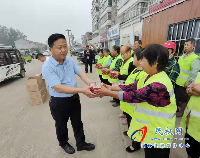花園鄉(xiāng):鄉(xiāng)長(zhǎng)楊德志慰問(wèn)環(huán)衛(wèi)工人 花園鄉(xiāng):鄉(xiāng)長(zhǎng)楊德志慰問(wèn)環(huán)衛(wèi)工人