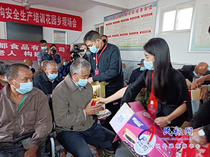 民權(quán):愛(ài)心企業(yè)走進(jìn)敬老院 愛(ài)心陪伴老人過(guò)中秋 民權(quán):愛(ài)心企業(yè)走進(jìn)敬老院 愛(ài)心陪伴老人過(guò)中秋