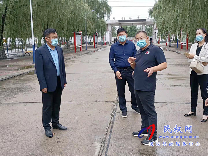 縣委常委、宣傳部長(zhǎng)、副縣長(zhǎng)畢道喜檢查新學(xué)期疫情防控和開(kāi)學(xué)情況