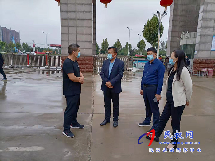 縣委常委、宣傳部長(zhǎng)、副縣長(zhǎng)畢道喜檢查新學(xué)期疫情防控和開(kāi)學(xué)情況