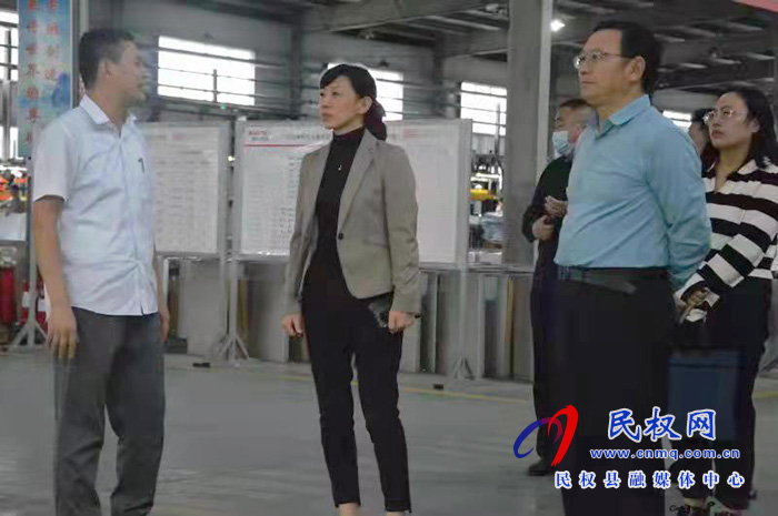 縣領(lǐng)導(dǎo)于茜到我縣申報(bào)市長質(zhì)量獎的兩家企業(yè)進(jìn)行調(diào)研