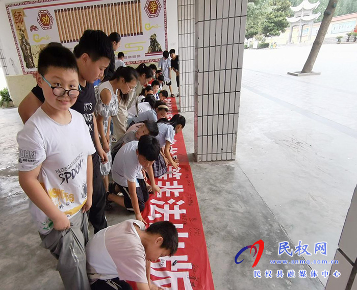 民權(quán)縣中小學(xué)校普及“護(hù)苗·第一課” 民權(quán)縣中小學(xué)校普及“護(hù)苗·第一課”