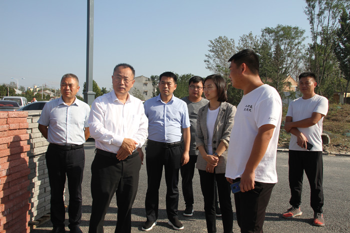 縣政協(xié)主席周明河到冰熊大道西段環(huán)境綜合整治項目檢查督導工作 縣政協(xié)主席周明河到冰熊大道西段環(huán)境綜合整治項目檢查督導工作