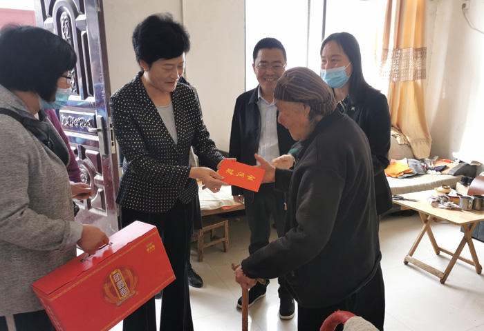 縣人大常委會主任周燕九九重陽節(jié)慰問“三無”老人