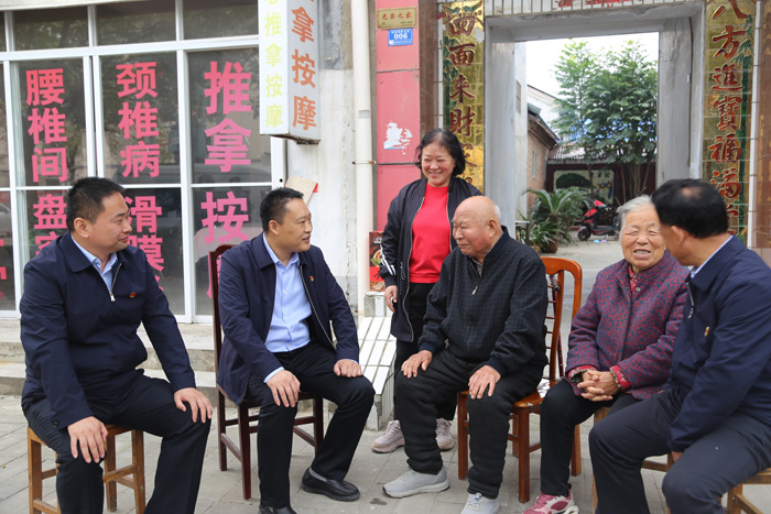縣委常委、組織部長王義彬重陽節(jié)慰問離退休老干部