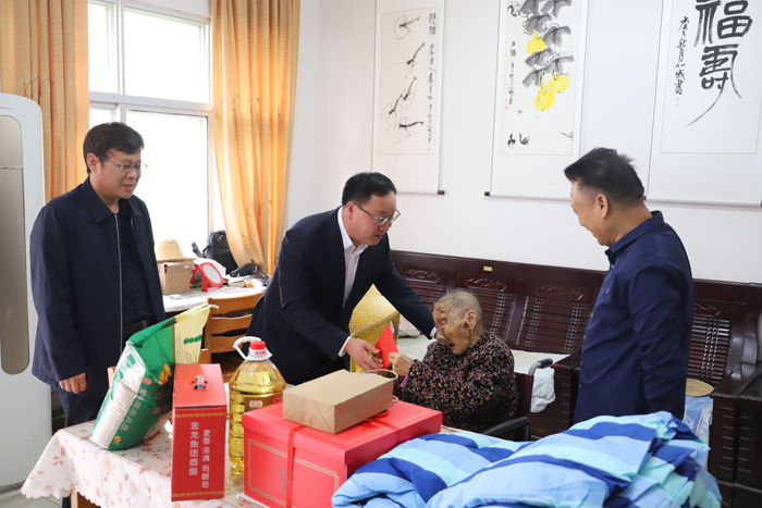 縣委副書記栗團(tuán)結(jié)走訪慰問百歲老人