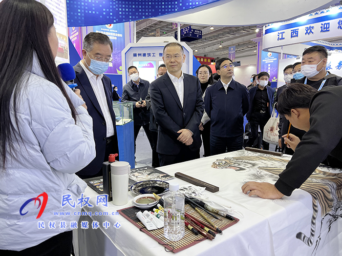 人力資源和社會保障部副部長李忠查看“民權(quán)畫工”展位