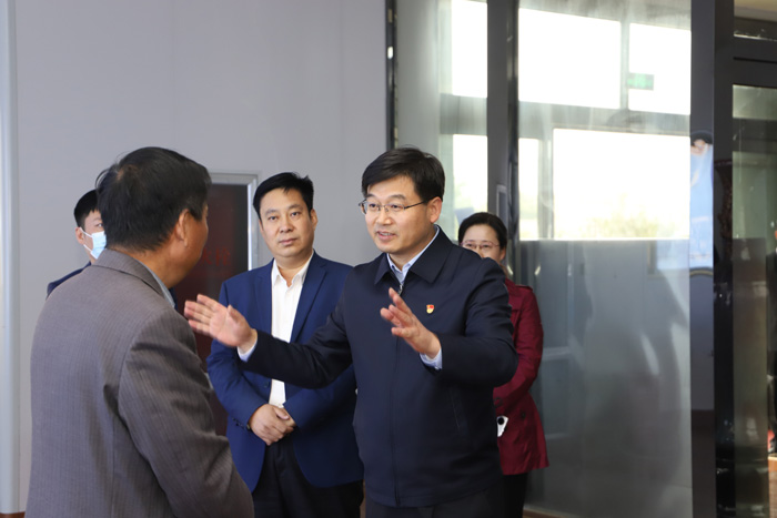 縣委書記張團結(jié)調(diào)研工業(yè)企業(yè)發(fā)展和重點項目建設(shè)情況