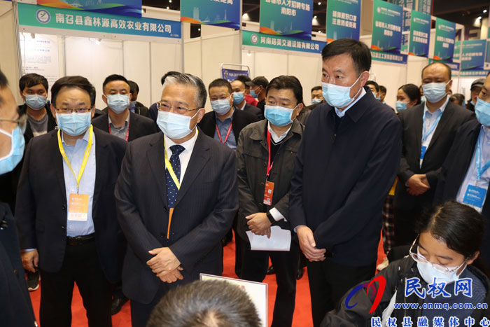 民權(quán)縣組團參加第四屆中國·河南招才引智創(chuàng)新發(fā)展大會首日招引各類人才210名