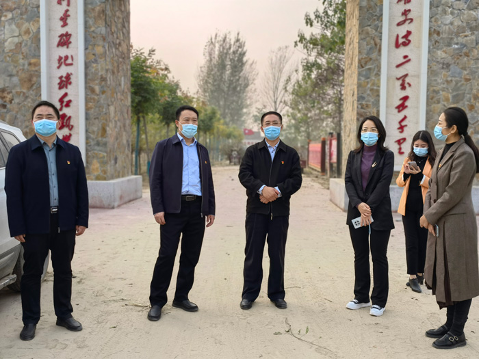 市委組織部副部長、老干部局局長王培富到秣坡村參觀調(diào)研