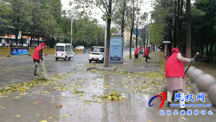 極端天氣，民族學(xué)校志愿者打掃街道為創(chuàng)文創(chuàng)衛(wèi)助力