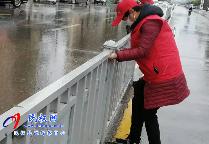 極端天氣，民族學(xué)校志愿者打掃街道為創(chuàng)文創(chuàng)衛(wèi)助力
