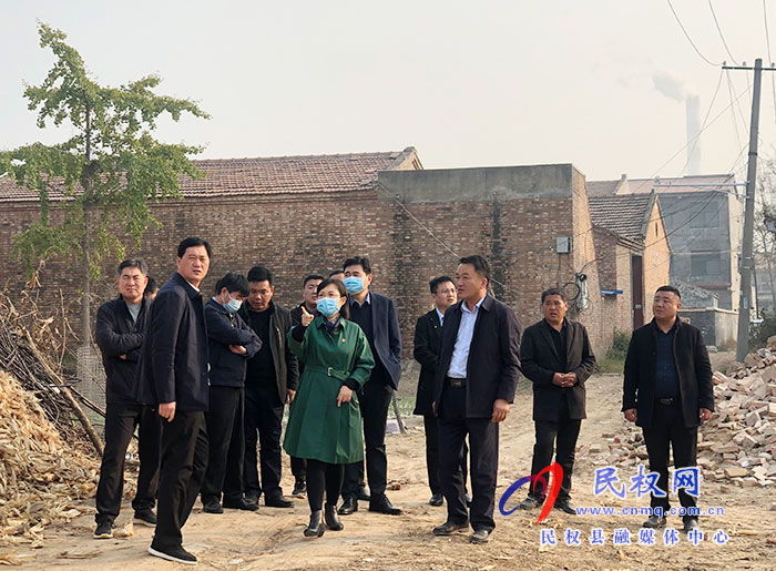 縣委副書記、縣長王靜嫻查看城鄉(xiāng)建設(shè)用地增減掛鉤拆舊區(qū)整村推進(jìn)整治復(fù)墾工作和鞏固脫貧攻堅(jiān)成果后評估工作