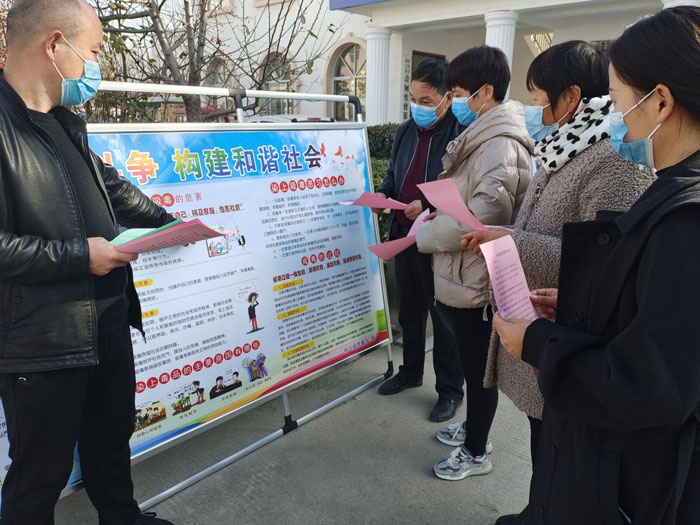民權(quán)縣孫六鎮(zhèn)開(kāi)展平安建設(shè)暨法治政府建設(shè)“宣傳月”活動(dòng) 民權(quán)縣孫六鎮(zhèn)開(kāi)展平安建設(shè)暨法治政府建設(shè)“宣傳月”活動(dòng)