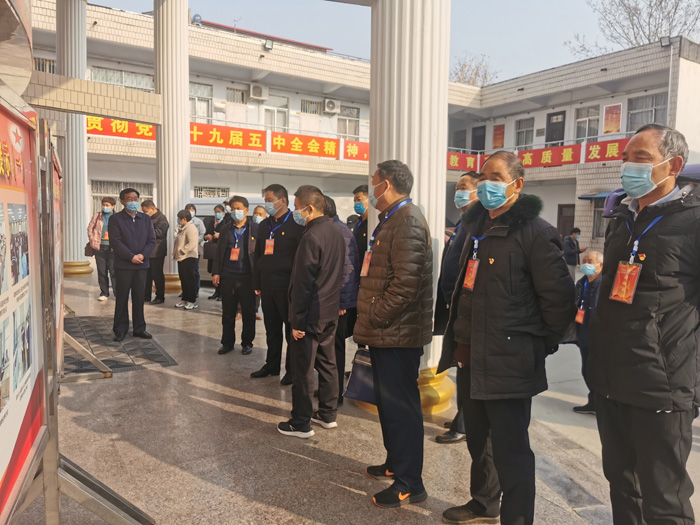 民權縣離退休黨工委、縣委老干部局組織我縣部分離退休干部黨支部書記和老干部工作者40余人赴柘城縣學習調研