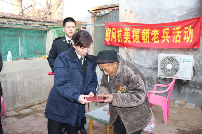 縣委常委、副縣長于茜帶領(lǐng)海關(guān)總署駐民權(quán)幫扶工作組慰問抗美援朝老兵崔廷彬