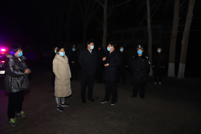 縣委書記張團(tuán)結(jié)、縣委副書記、縣長王靜嫻深夜檢查指導(dǎo)疫情防控工作