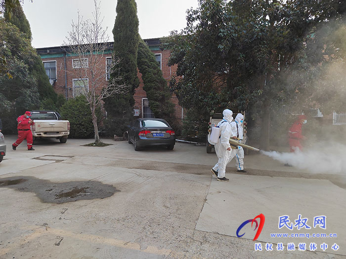 北關(guān)鎮(zhèn)：斑馬應(yīng)急救援隊開展義務(wù)消殺，為干部健康保駕護航