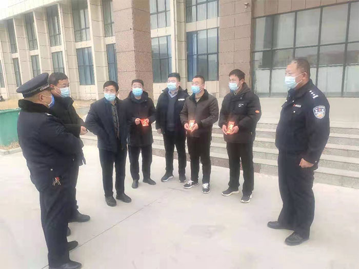 民權(quán)縣見(jiàn)義勇為基金會(huì)慰問(wèn)縣畜牧發(fā)展服務(wù)中心見(jiàn)義勇為人員
