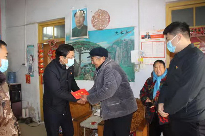 縣委常委、統(tǒng)戰(zhàn)部長李君到花園鄉(xiāng)看望慰問老黨員