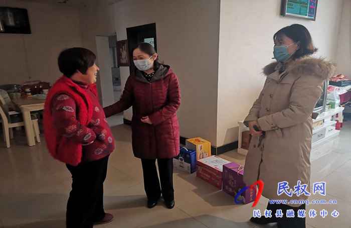 縣婦聯(lián)開展慰問幫扶道德模范和“身邊好人” 活動 縣婦聯(lián)開展慰問幫扶道德模范和“身邊好人” 活動