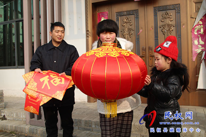 民權(quán)縣花園鄉(xiāng)：送春聯(lián) 掛燈籠  情意濃濃過(guò)新年