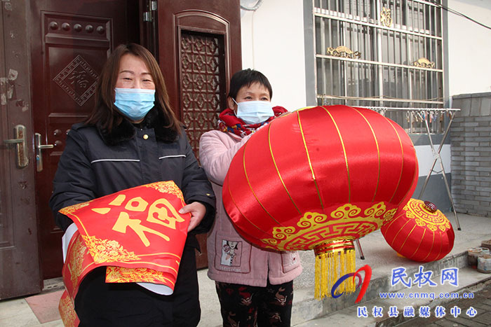 民權(quán)縣花園鄉(xiāng)：送春聯(lián) 掛燈籠  情意濃濃過(guò)新年