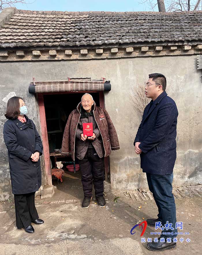團(tuán)委、婦聯(lián)節(jié)前慰問老黨員，春節(jié)情暖群眾心