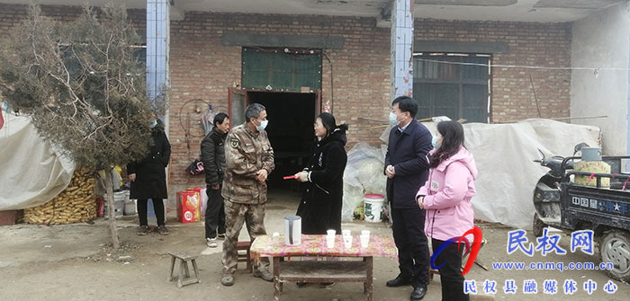 縣委常委、武裝部長熊四香到老顏集鄉(xiāng)慰問春蕾女童