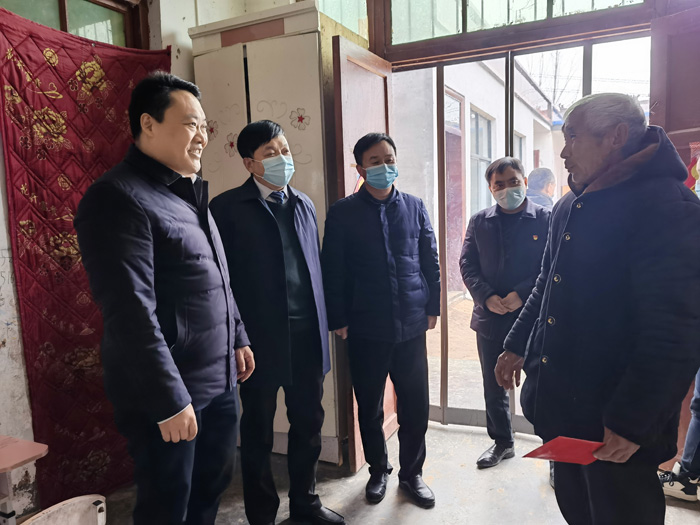 縣委常委、組織部長(zhǎng)王義彬走訪慰問(wèn)困難老黨員 和“春蕾女童”