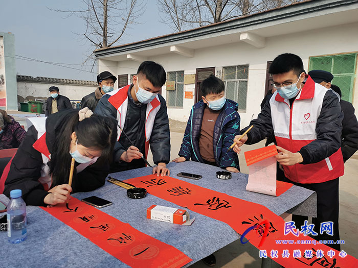 民權(quán)縣團委開展“送福進農(nóng)家，快樂中國年”春聯(lián)義寫活動