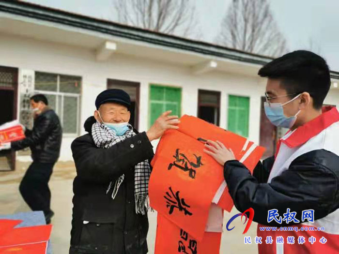 民權(quán)縣團委開展“送福進農(nóng)家，快樂中國年”春聯(lián)義寫活動
