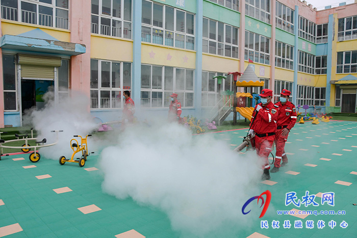 迎開學(xué)！民權(quán)縣人和鎮(zhèn)斑馬救援隊(duì)義務(wù)消毒忙