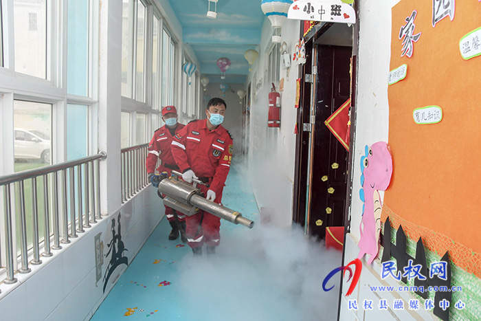 迎開學(xué)！民權(quán)縣人和鎮(zhèn)斑馬救援隊(duì)義務(wù)消毒忙
