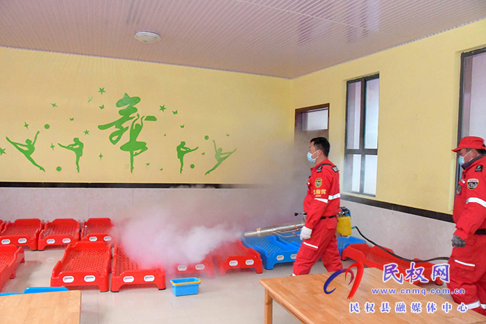 迎開學(xué)！民權(quán)縣人和鎮(zhèn)斑馬救援隊(duì)義務(wù)消毒忙
