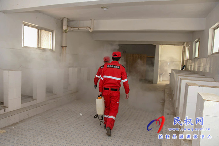 迎開學(xué)！民權(quán)縣人和鎮(zhèn)斑馬救援隊(duì)義務(wù)消毒忙