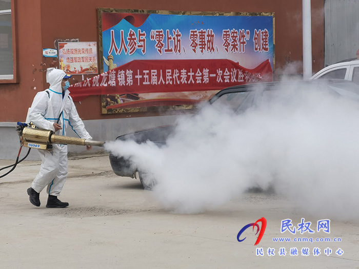 全面消殺 不留死角：民權(quán)縣“紅十字會”藍(lán)天救援隊助力龍?zhí)伶?zhèn)守好疫情防控“消殺關(guān)”