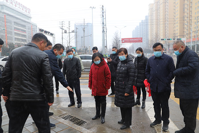 縣委副書記、縣長(zhǎng)王靜嫻查看市政道路設(shè)施建設(shè)情況