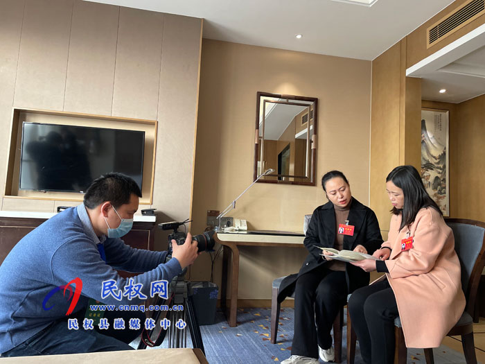 出席市五屆人大七次會議的民權(quán)縣代表團(tuán)向大會報到