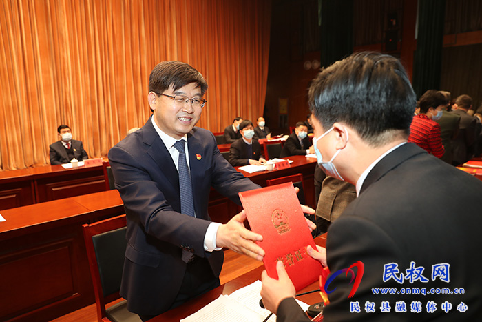縣委經(jīng)濟工作會議暨全縣三級干部大會召開