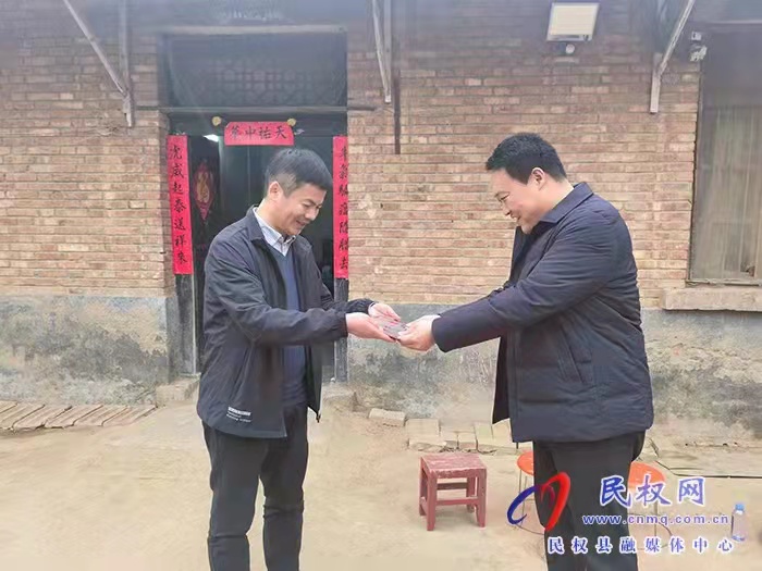 縣委常委、組織部長(zhǎng)王義彬?yàn)椴┦考彝ナ谂? title=